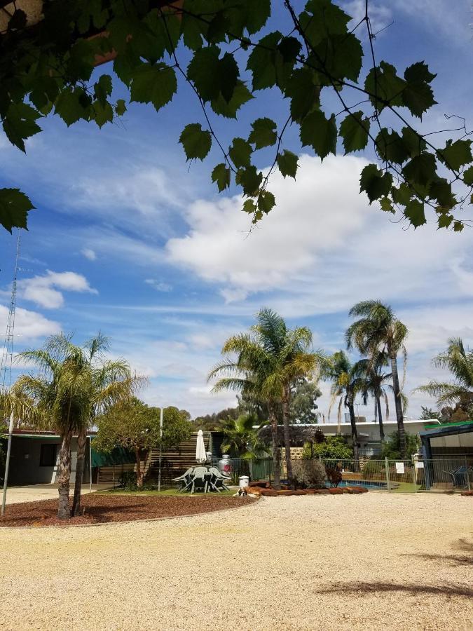 Glossop Motel Winkie Экстерьер фото