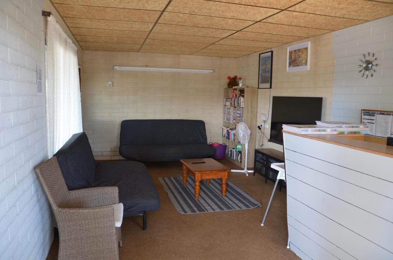 Glossop Motel Winkie Экстерьер фото